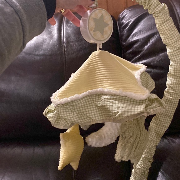 8 piece Lambs & Ivy yellow, cream and green crib set - Picture 9 of 13